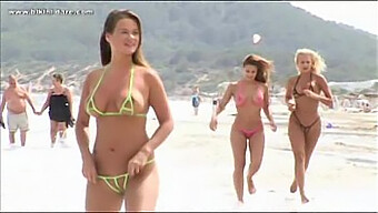 Chicas Ardientes En Bikini En La Playa De Ibiza