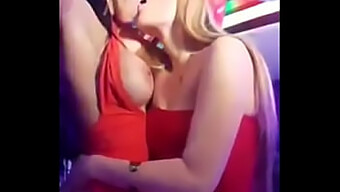 Un Encuentro Sensual Entre Dos Mujeres Impresionantes, Elisa Sanches Y Una Rubia Hermosa.