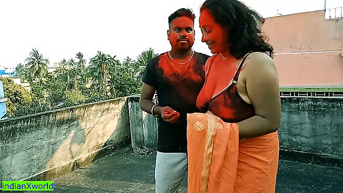 Ibu-Ibu Muda India Menikmati Threesome Tegar Di Festival Holi.