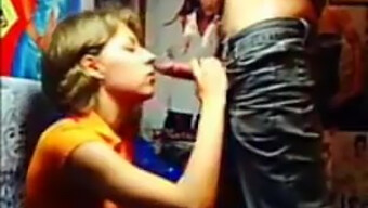 น้องสาวกําแพงสนุกกับการให้ Blowjob และได้รับใบหน้า!