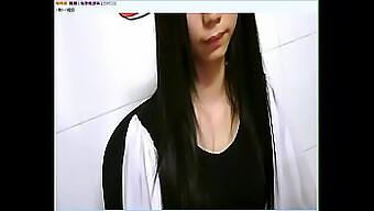 Gadis Asia Muda Berkongsi Momen Intim Di Webcam.