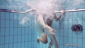 Katrin Privsem Und Lucy Gurchenko Beim Sinnlichen Unterwasser Fotoshooting