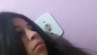 La Modella Brasiliana Di Cam Adolescente Trasmette Su Periscope In Un Video A 60 Fp