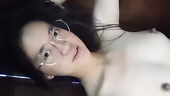 갈색 머리 아시아 Milf가 집에서 솔로 플레이를 즐깁니다