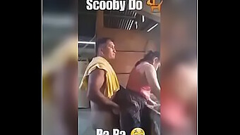 Pasangan Guatemalan Menjadi Nakal Dengan Scooby Doo Di Latar Belakang