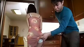 日本妈妈给她的继子的朋友一个惊人的口交