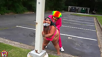 Jaidyn Venus Błaga O Darmowy Seks Od Gibby The Clown Pomimo Publicznego Ustawienia.