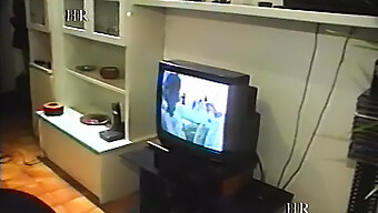 Olasz Vintage Videó A Férjről, Amint Titokban Nézik, Ahogy A Feleség És A Barátja Orális Szexet Folytatnak És Pisilnek