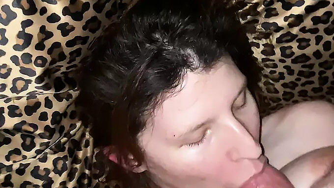 Placer Oral Sumiso Lleva A Un Final Facial En Pechos Voluptuosos