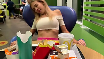 Orgasmo Público De Uma Adolescente Em Folhas Do Mcdonald'S Deixa Os Espectadores Atordoados