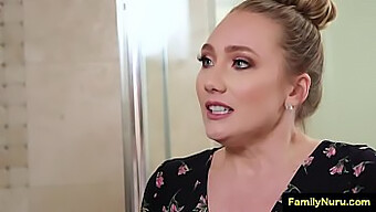 Aj Applegate Y El Masaje Erótico En La Ducha De Papá