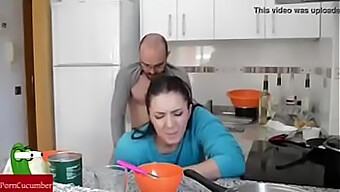 ¡caliente Aventura Familiar En La Cocina! ¡la Apasionada Esposa Y El Padrastro Se Enganchan!