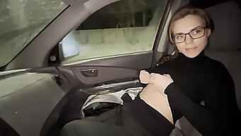 Jeune Fille À Lunettes Fait Une Fellation En Voiture Arrêtée