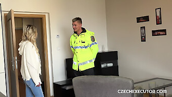 Geile Agent Houdt Zich Bezig Met Seksuele Activiteit Met Escort Claudia Macc