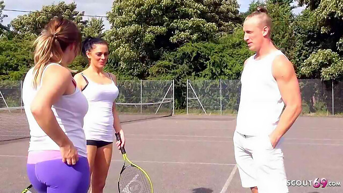 Milf Jess Verleid Door De Vriend Van Haar Zoon Na Het Tennissen.