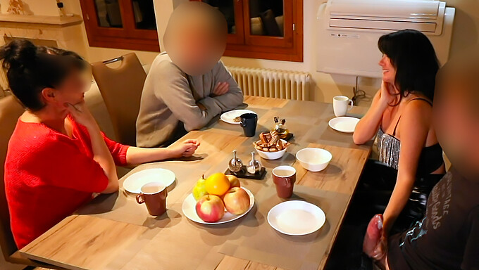 Offentlig Visning Av Oralsex Och Kuklek På Restaurang