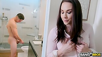 Chanel Preston, Oğluyla Sıcak Bir Banyo Karşılaşmasında