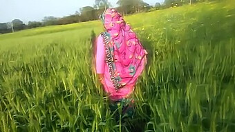 Desi Bhabhi Enjoys Outdoor Sex In The Indian Countryside