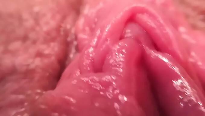 Close-Up Van Een Orgasme Met Een Seksspeeltje In Een Amateurvideo