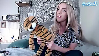 Camsoda Mempersembahkan Parodi Liar Dari Kisah Tiger King, Menampilkan Carol Baskin Dan Joe Exotic. Video Ini Termasuk Aksi Wajah Yang Intens, Face Fucking Kasar, Dan Pertemuan Kontol Hitam Besar Yang Mendebarkan. Tonton Saat Carol Mendapatkan Wajah Yang Dientot Dan Ditutupi Sperma Dalam Berbagai Posisi.