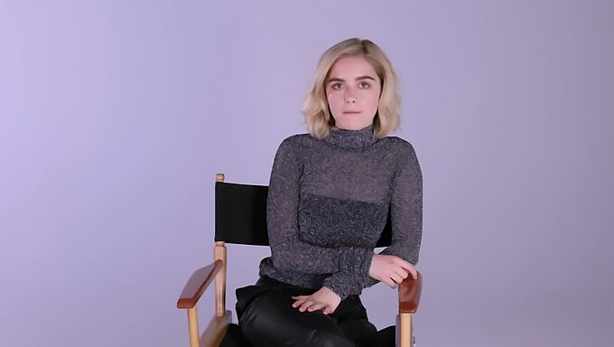 O Adorável Desafio Solo De Kiernan Shipka: Dominar O Autoprazer