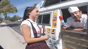 ¡mira A Esta Adolescente Disfrutar De Sexo Hardcore Con Un Condón Con Sabor A Helado!