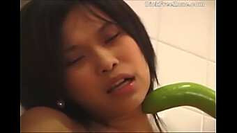 A Brincadeira Solo De Emma Com Um Pepino Leva A Um Orgasmo Satisfatório