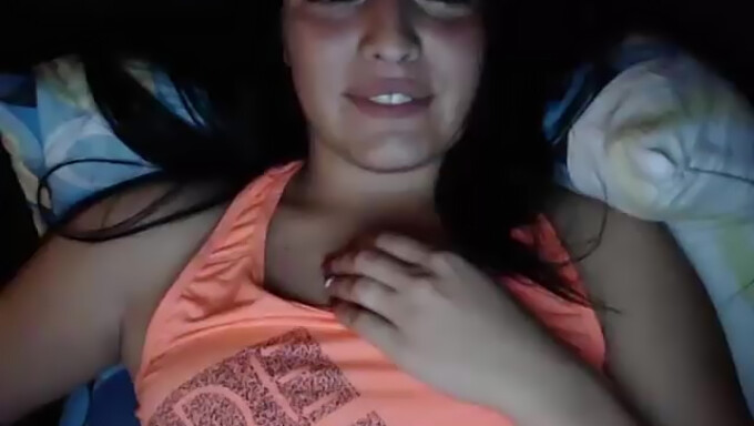 Chica De La Cámara Complaciéndose En La Webcam