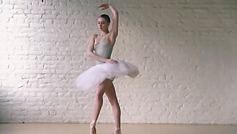 Europeisk Ballerina I Sensuell Dansrutin