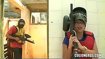 Latina De Grandes Tetas Se Pone Traviesa Con Una Pistola De Paintball