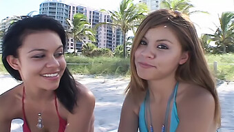 Två Miami Beach Babes Ger En Deepthroat Avsugning Och Sväljer Sperma