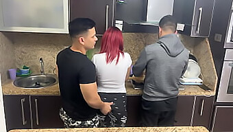 Esposa Infiel Tiene Su Culo Agarrado Por El Amigo De Su Marido En Un Vídeo Casero