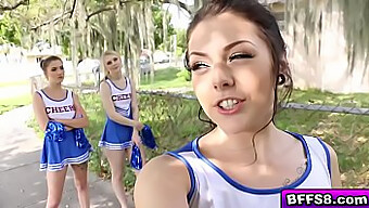 Cheerleader E Allenatore Si Impegnano In Un Bollente Quartetto Con Sborrate In Faccia