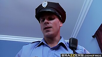 Amia Miley A Johnny Sins V Brazzers Scéně S Policejní Uniformou A Sexem