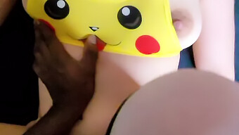 Pikachu, Một Phụ Nữ Châu Âu Trẻ Tuổi, Tham Gia Vào Hoạt Động Tình Dục Với Một Người Đàn Ông Mỹ Gốc Phi.