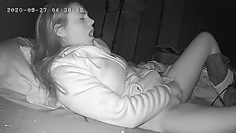 Echte Lesbe Reibt Ihre Feuchte Muschi In Verstecktem Video