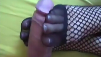 Video Amatur Tentang Wanita Matang Yang Memberikan Footjob