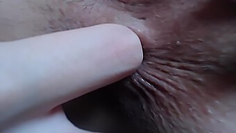 Intens Up-Close Anal Action Og Dyb Fingering Af Røvhullet. Med En Ung Performer, Amatør Og Stram Røv