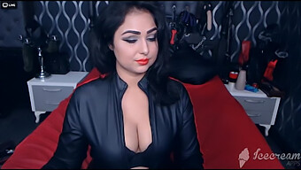 Dominatrix S Fetišom Na Fajčenie