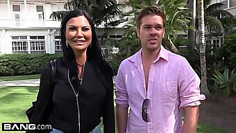 Jasmine Jae, Một Bà Mẹ Dâm Đãng Quyến Rũ Với Âm Đạo Có Khuyên Xỏ Và Bộ Ngực To, Tham Gia Một Cuộc Tình Ba Tại Bãi Biển