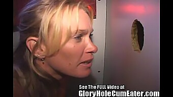 Calda Milf Gode Di Sesso Anale Non Protetto Nella Cabina Del Gloryhole