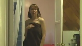 Instruction De Branlette Mature Avec Une Belle-Mère Dans La Salle De Bain