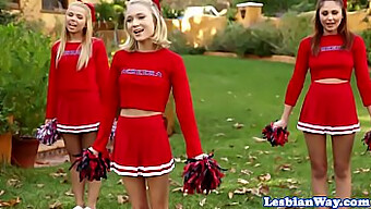 Cheerleader Si Impegnano In Un Giocoso Quartetto Con Sesso Orale E Ditalini