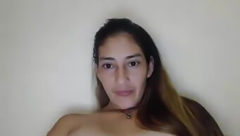 A Bucetinha Jovem E Sexy De Pamelita É Exibida Pelo Skype