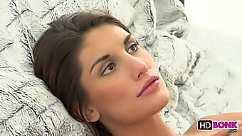 A Morena Sensual August Ames Desfruta De Um Encontro Oral Apaixonado