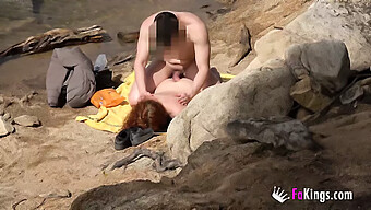 Española Amateur Hace Una Mamada Descuidada En La Playa