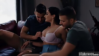 Kỹ Năng Deepthroat Của Sheena Ryder Được Thử Thách Bởi Hai Người Đàn Ông