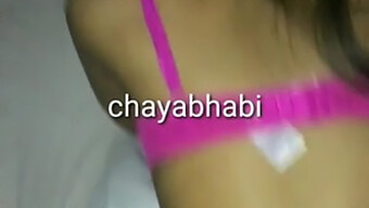 印度的bhabhi Chhaya与她有天赋的伴侣沉迷于热辣的自制动作