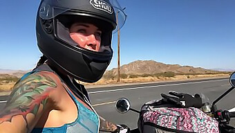 Die Motorradfahrt Der Pornostar Felicity Feline Mit Freizügigen Outfits Und Tattoos