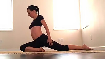 Evangeline Lilly Thể Hiện Thói Quen Tập Yoga Của Mình